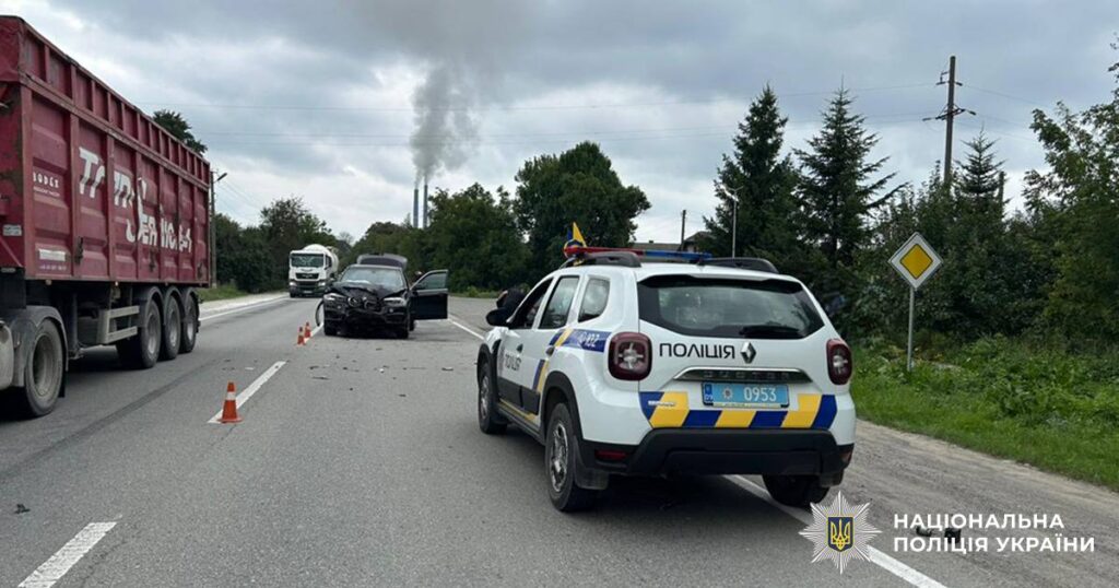 Аварія на дорозі, поліційний автомобіль на місці