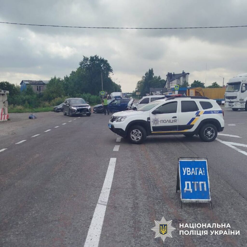 Поліція на місці ДТП на перехресті дороги.