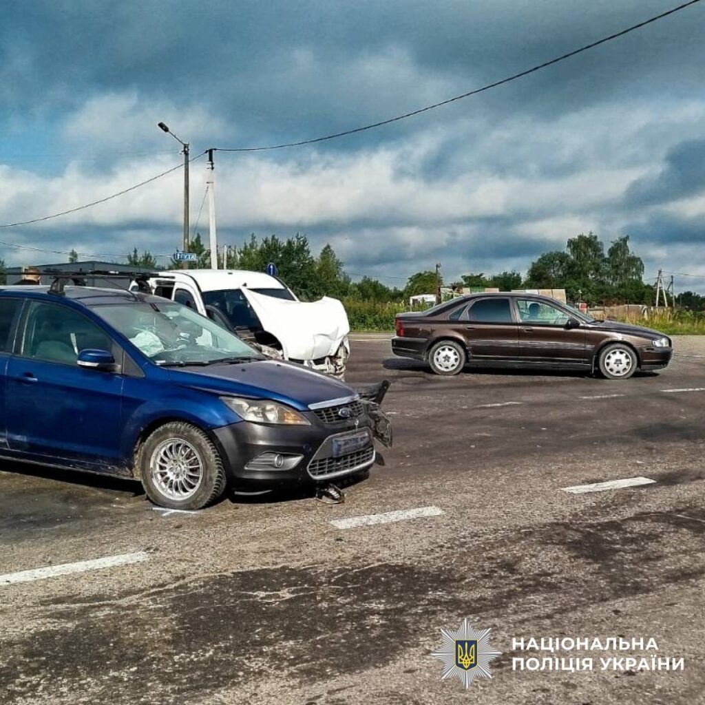 Аварія трьох автомобілів на дорозі.