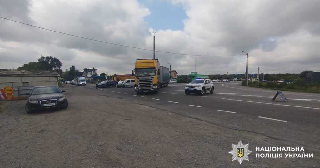 Поліція на дорозі з вантажівкою та автомобілями