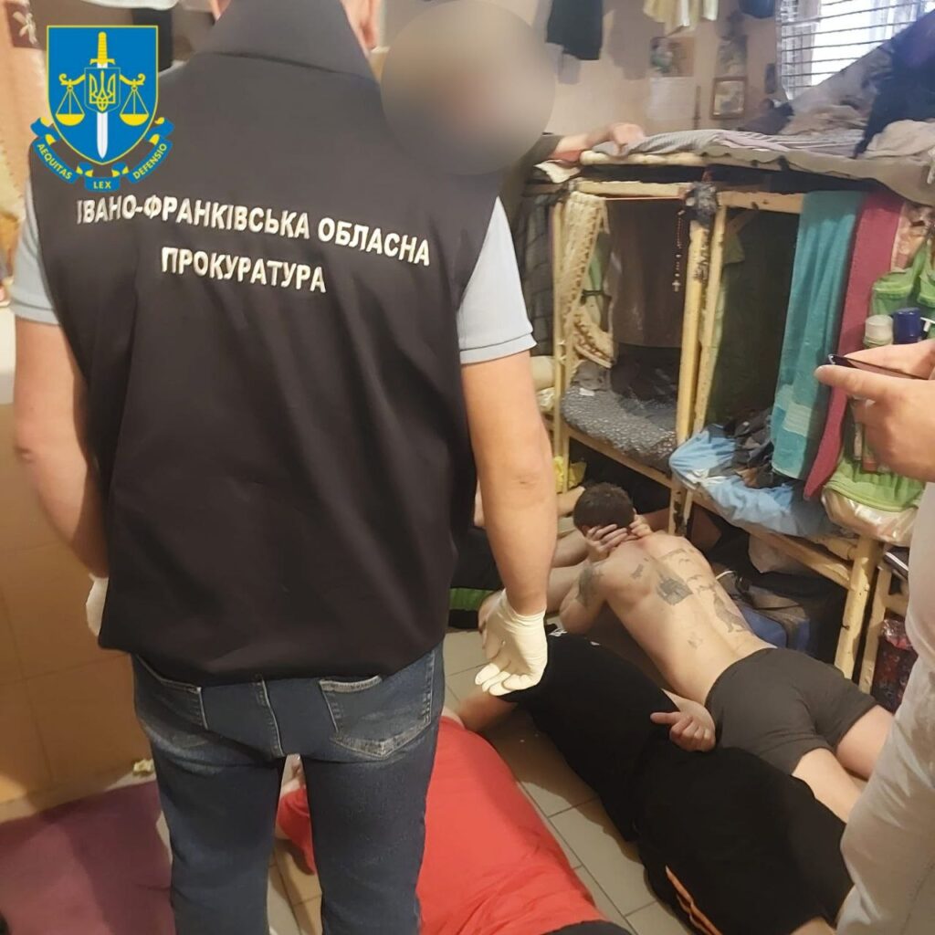 Операція прокуратури Івано-Франківська, затримання підозрюваних.