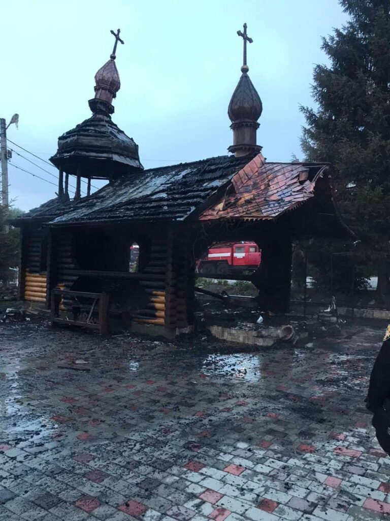 Згоріла дерев'яна церква після пожежі, ранок.