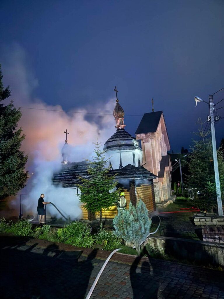 Пожежа в дерев'яній церкві гаситься вночі.