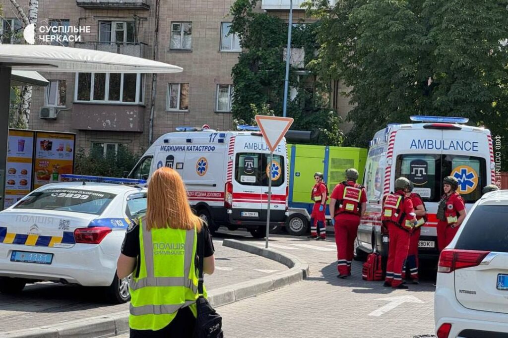У Черкасах невідомий зі зброєю захопив Макдональдс, — поліція