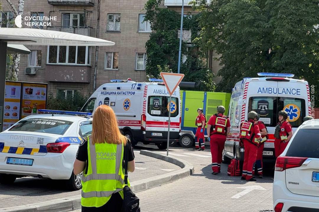 У Черкасах невідомий зі зброєю захопив Макдональдс, — поліція