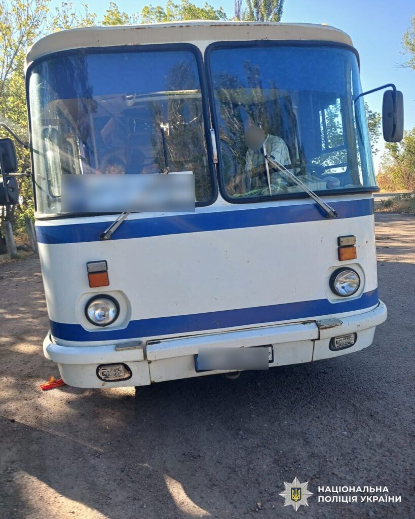 Передня частина автобуса на дорозі