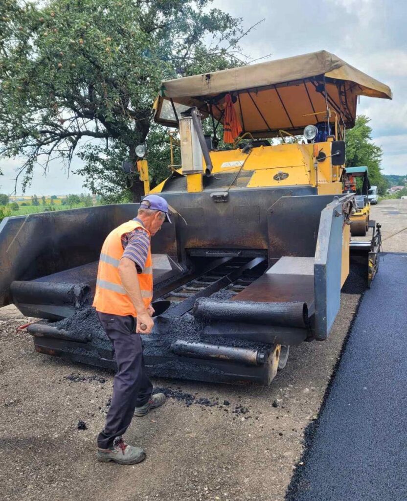 Дорожній ремонт: асфальтування в процесі.