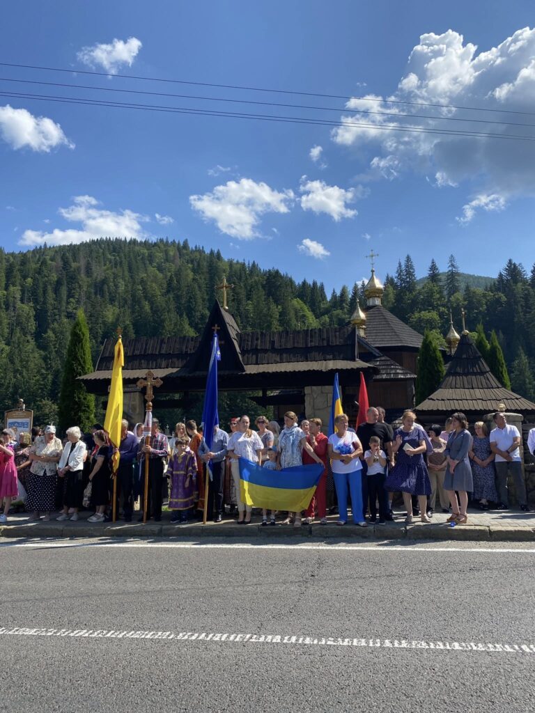 Святкова подія біля церкви в Карпатах, Україна.
