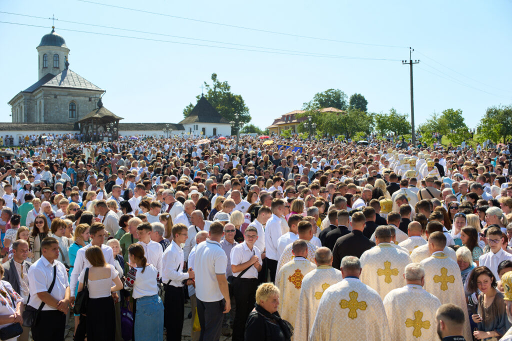 Велике зібрання біля церкви на церемонії