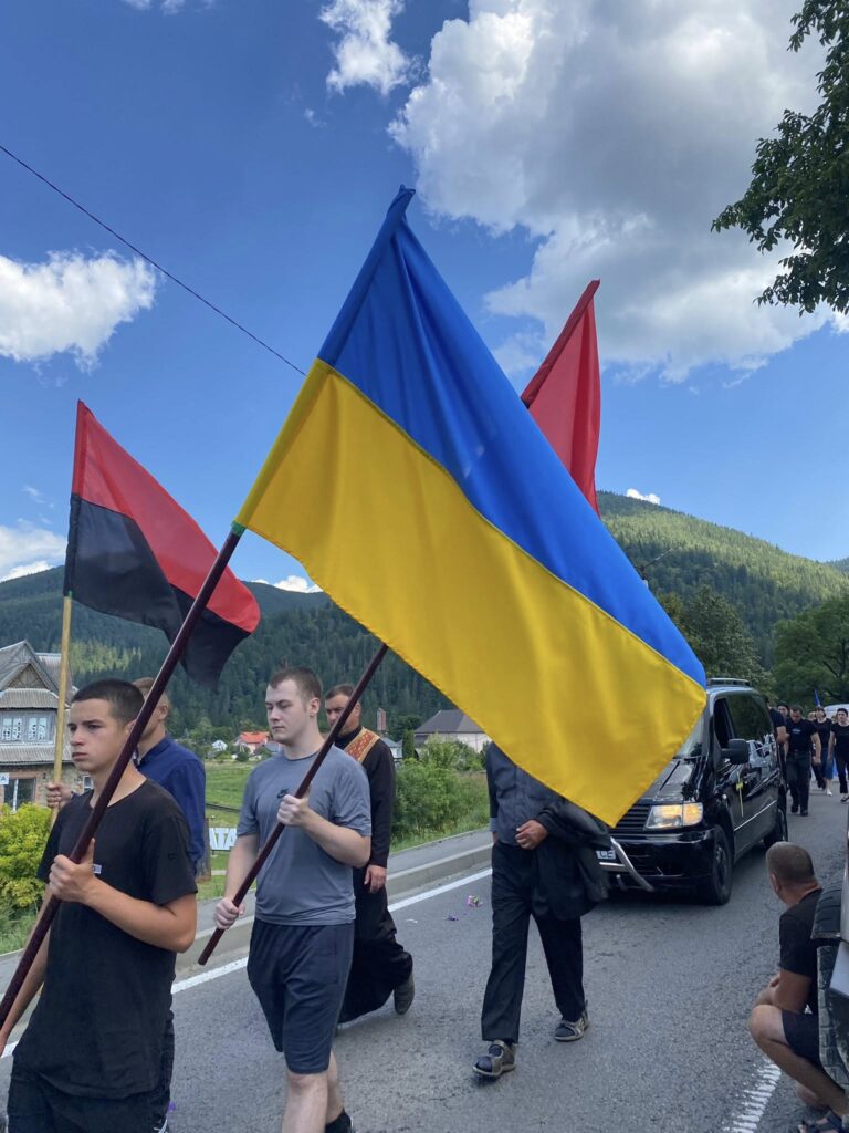 Люди з прапорами України на вулиці