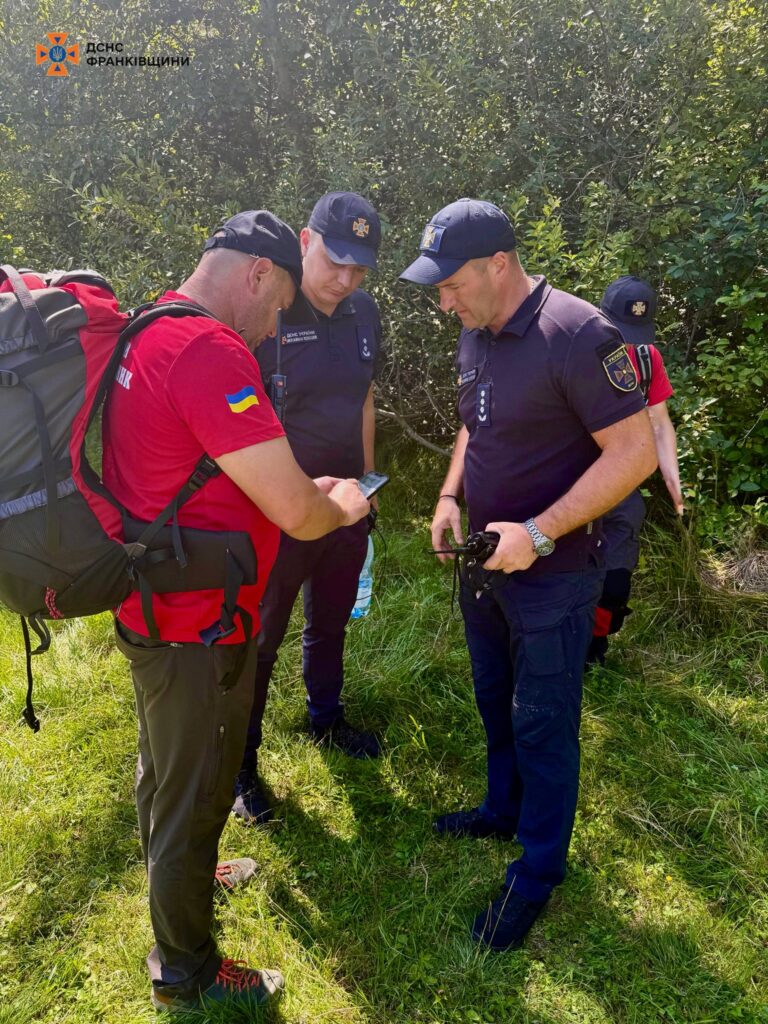 Рятувальники обговорюють план в лісі