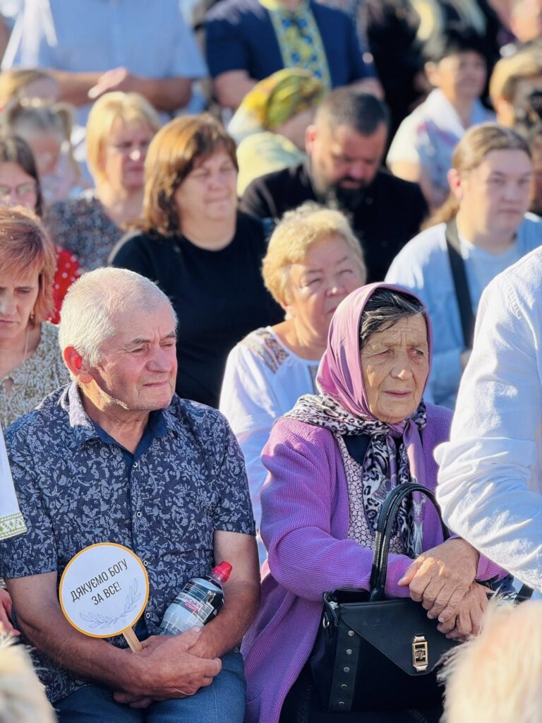 Люди на заході під відкритим небом