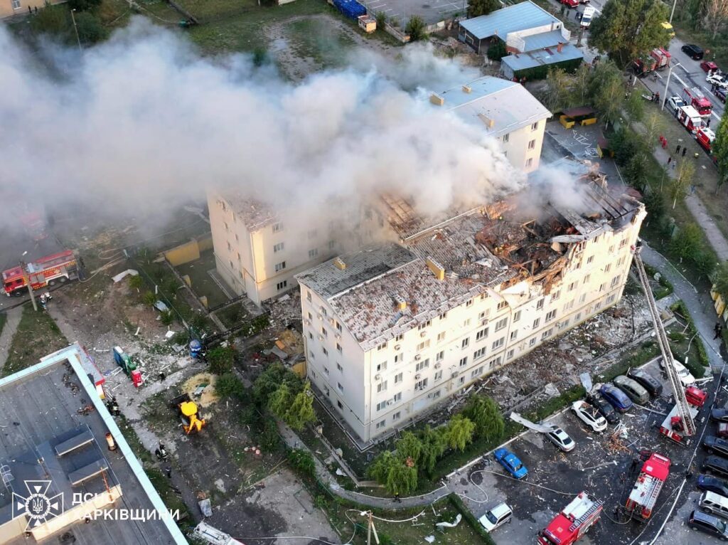 Пожежа на даху багатоповерхівки, вид зверху.