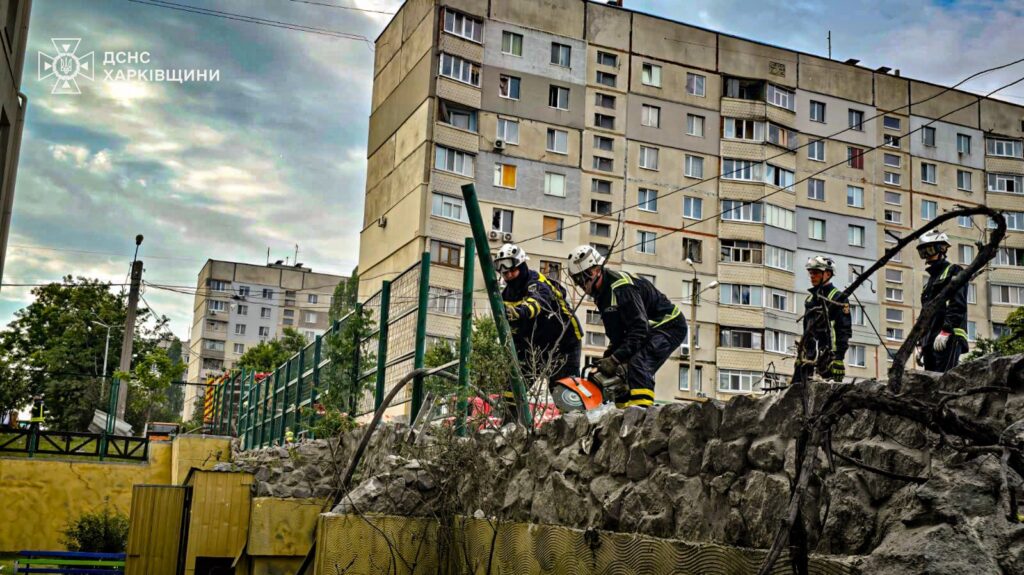 Рятувальники в роботі біля пошкодженого будинку