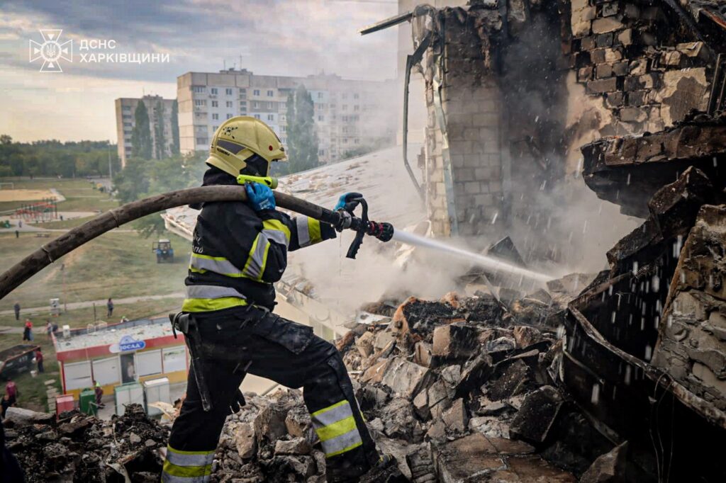 Пожежник гасить пожежу руїн будівлі