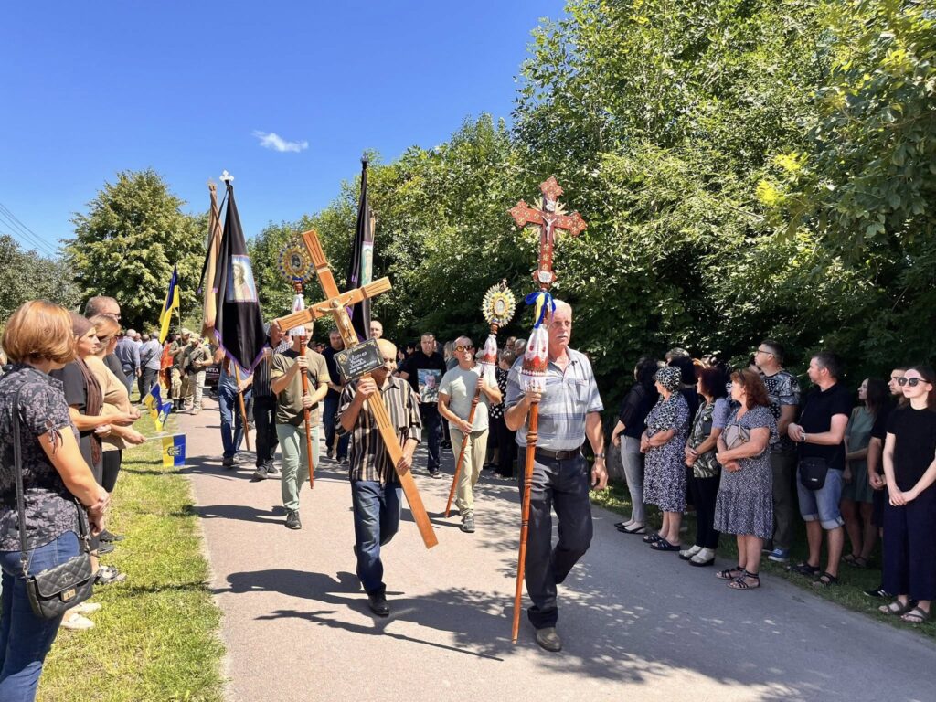 Люди на ходу з вшануванням в Україні, літо.
