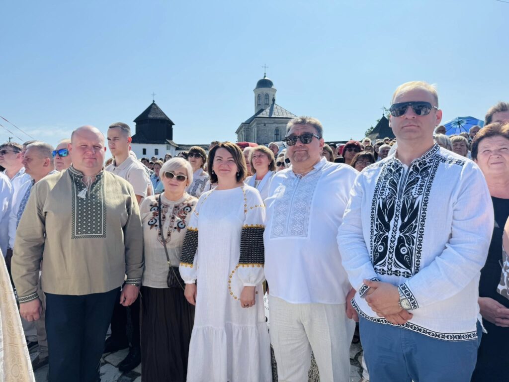 Люди у вишиванках на святковому заході
