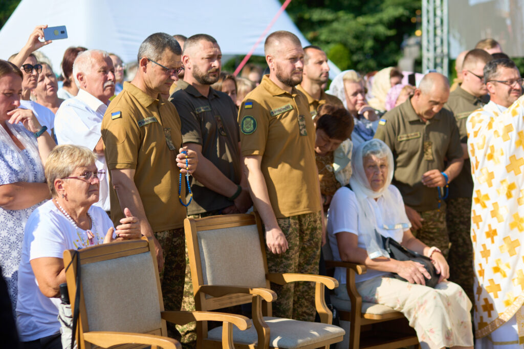 Військові та люди на публічному заході