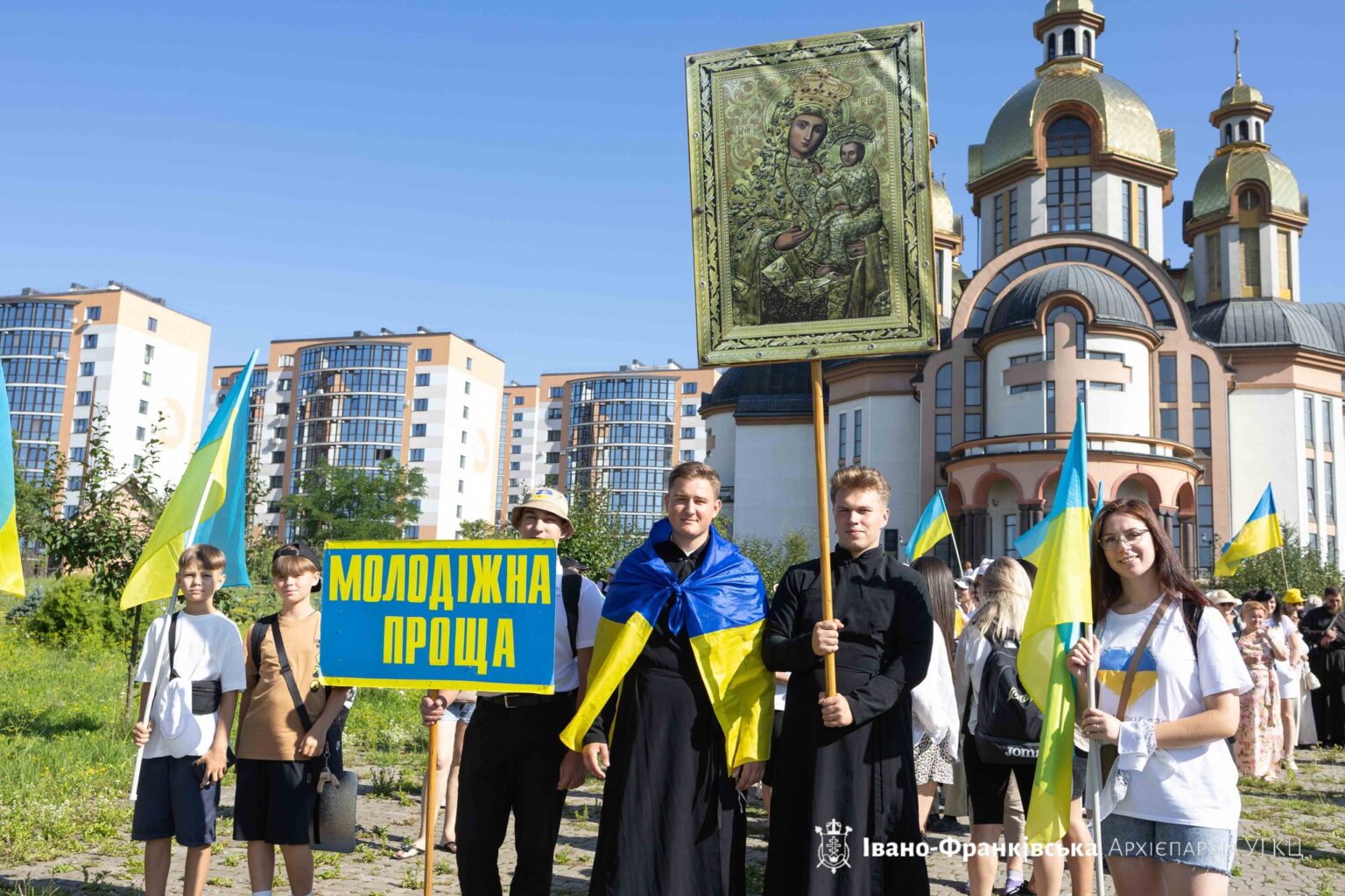 Паломники з різних куточків Івано-Франківщини вирушили у пішу прощу до Крилоса ФОТО/ВІДЕО
