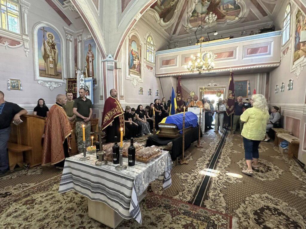 Відспівування у церкві з прапором України.