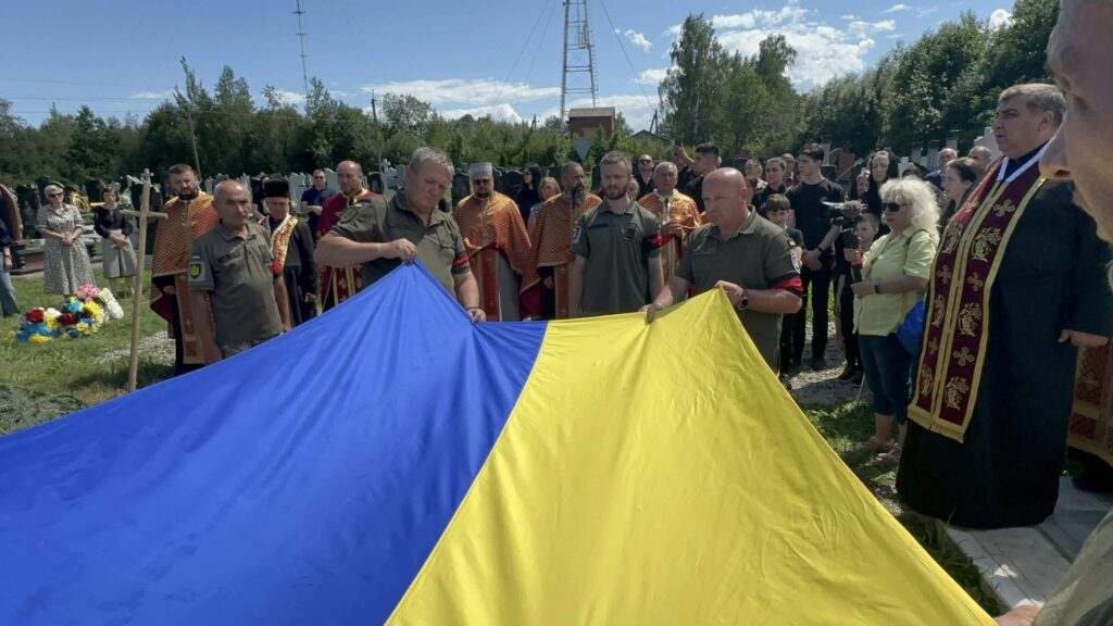 Військові тримають український прапор на церемонії
