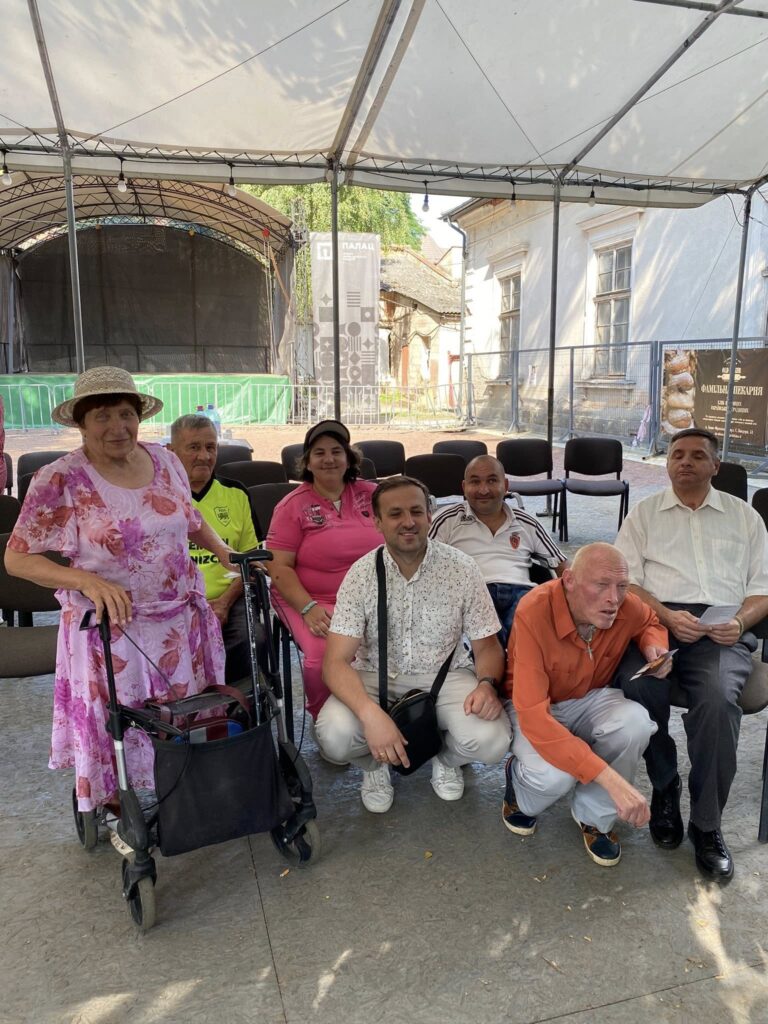 Група людей на події в наметі