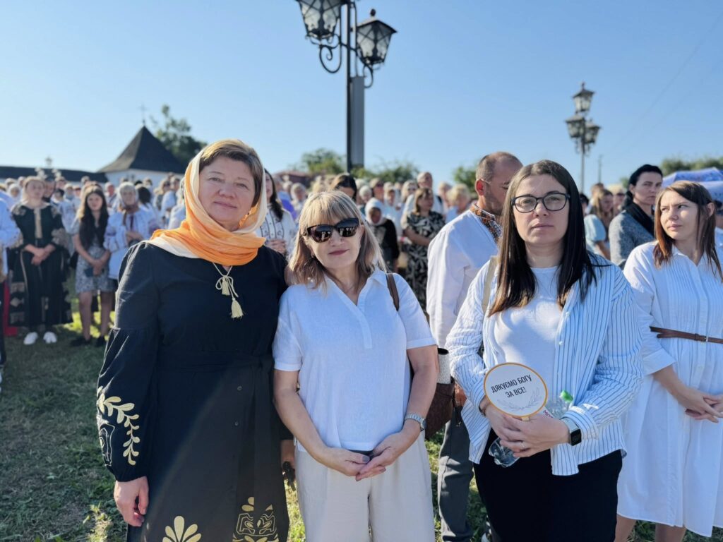 Група людей на вулиці під час заходу.