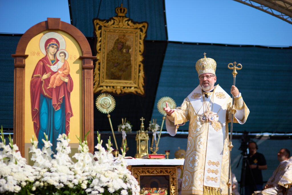 Священник біля ікони під час богослужіння на вулиці