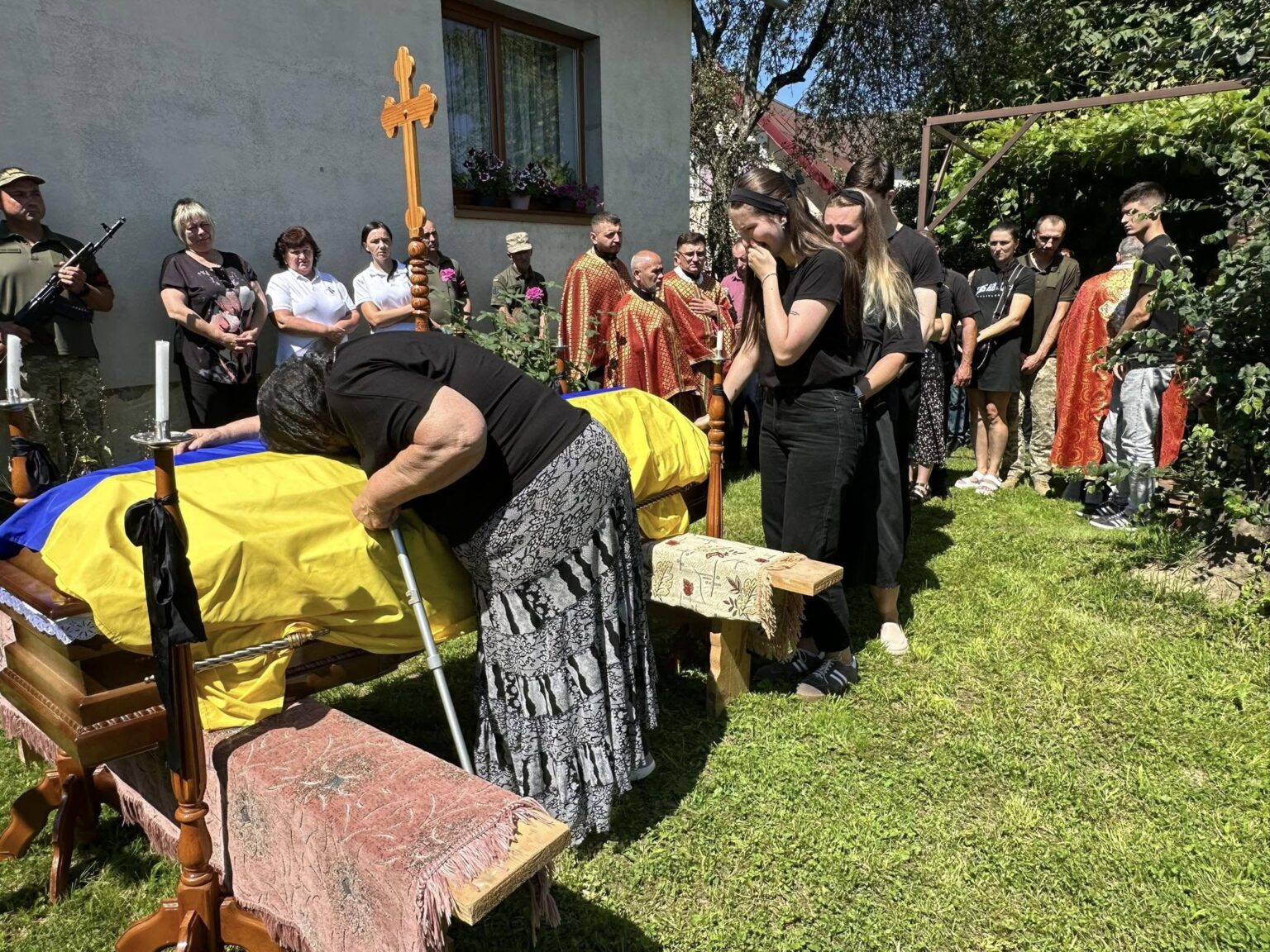 Надвірнянська громада попрощалася з полеглим Романом Савицьким ФОТО