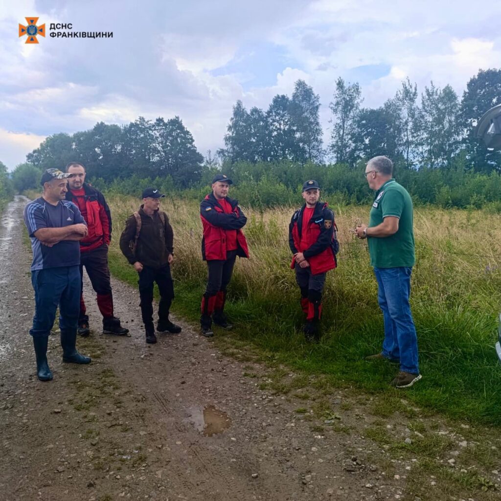 Рятувальники обговорюють план дій на природі.