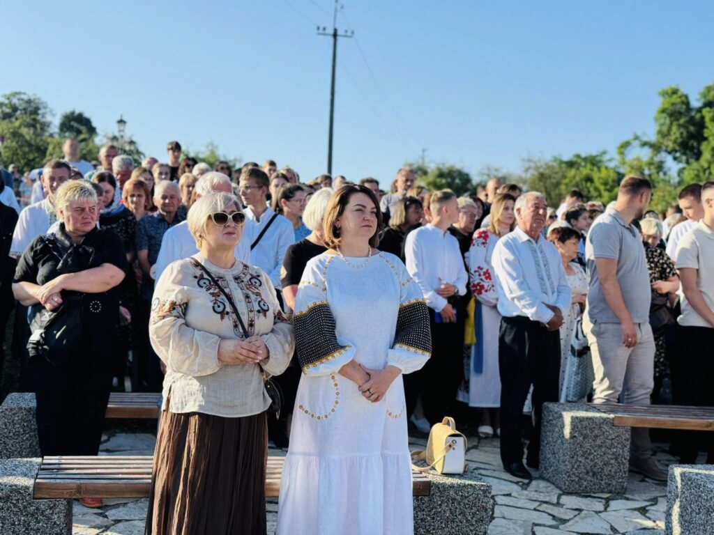 Люди на вуличному зібранні в українському одязі.