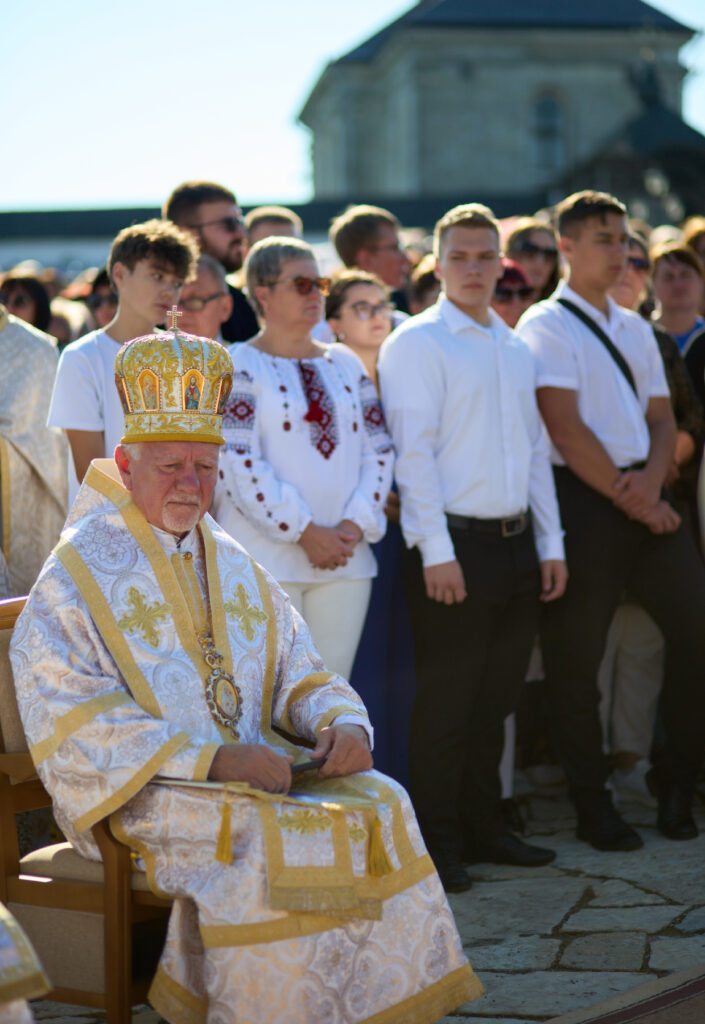 Церковна служба з священиком і людьми в вишиванках.