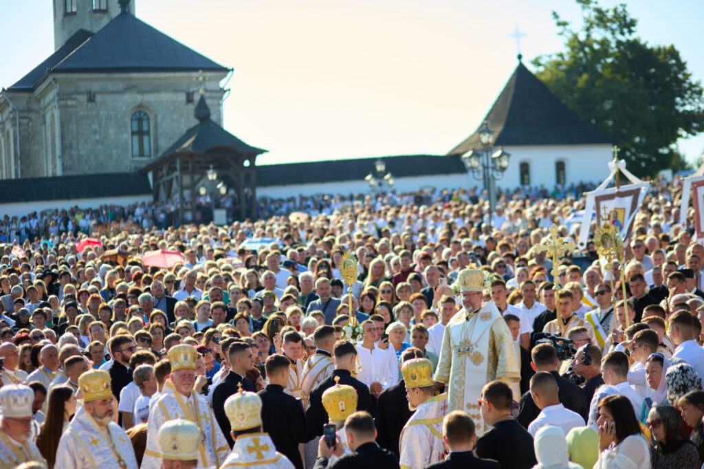 Церковна процесія на великій службі на вулиці.