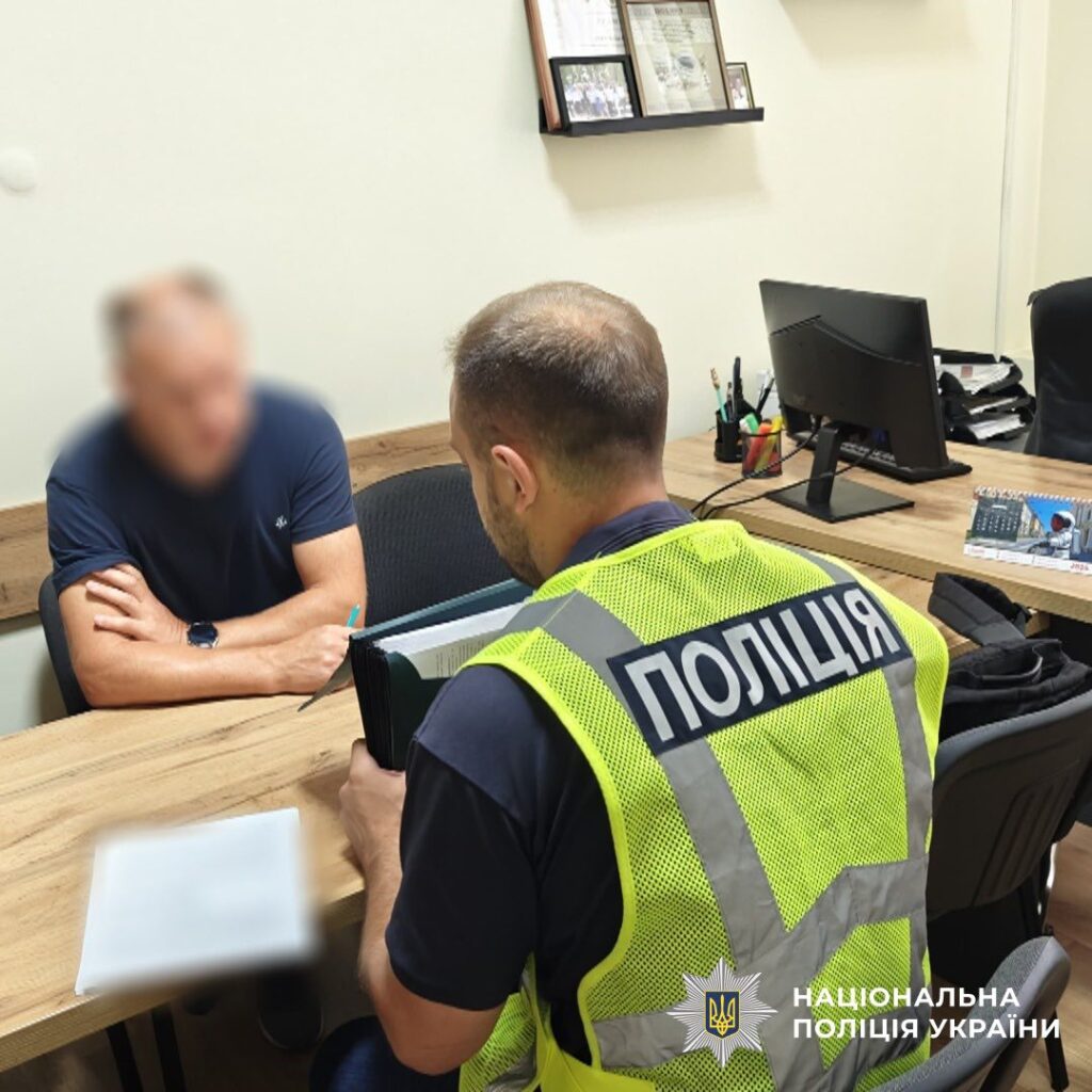 Поліцейський розмовляє з чоловіком у офісі.