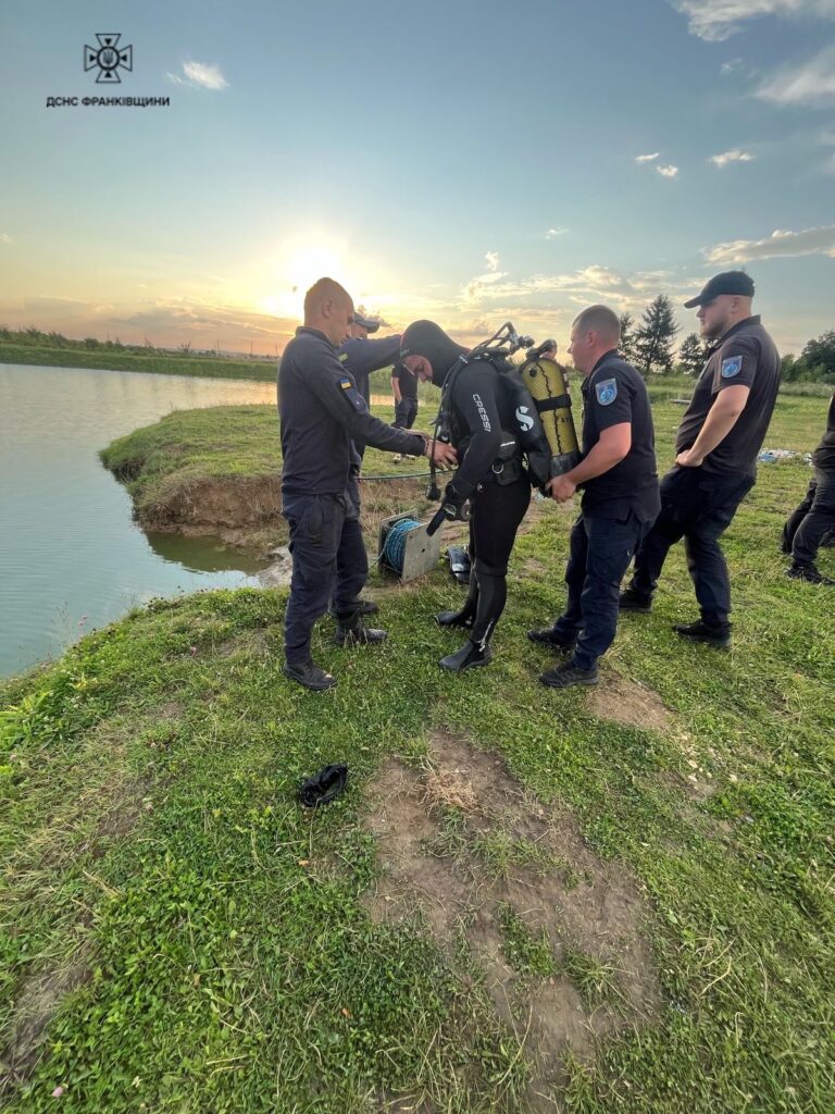 Рятувальники готуються до підводного занурення на водоймі.