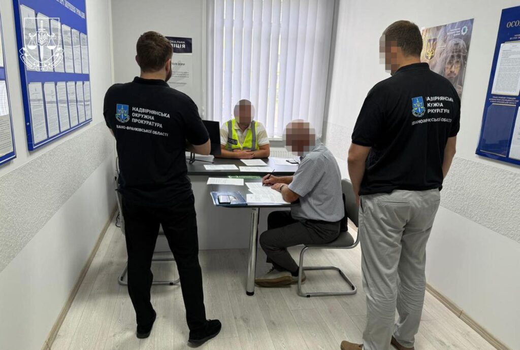 Люди обговорюють документи в офісі.