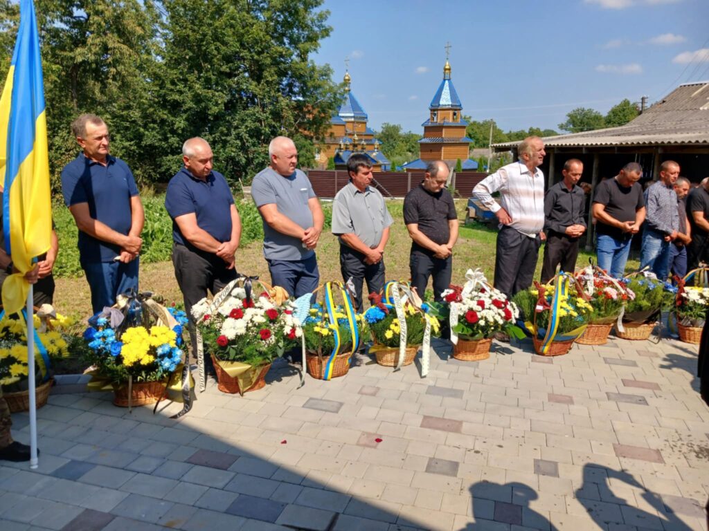Люди вшанували пам'ять покладанням квітів та вінків.