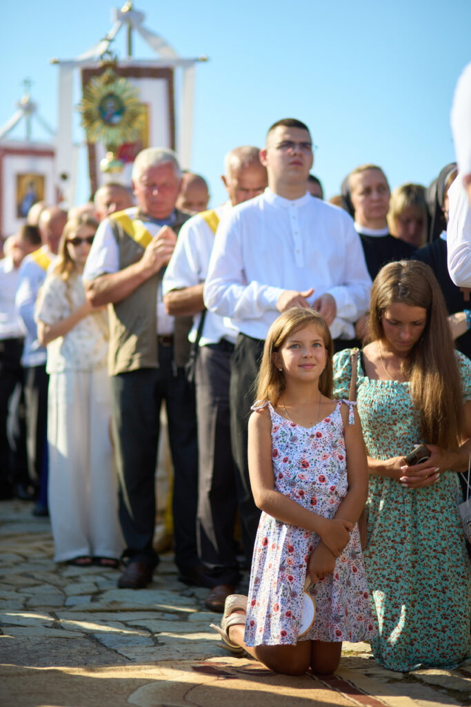Люди на релігійній церемонії під відкритим небом.