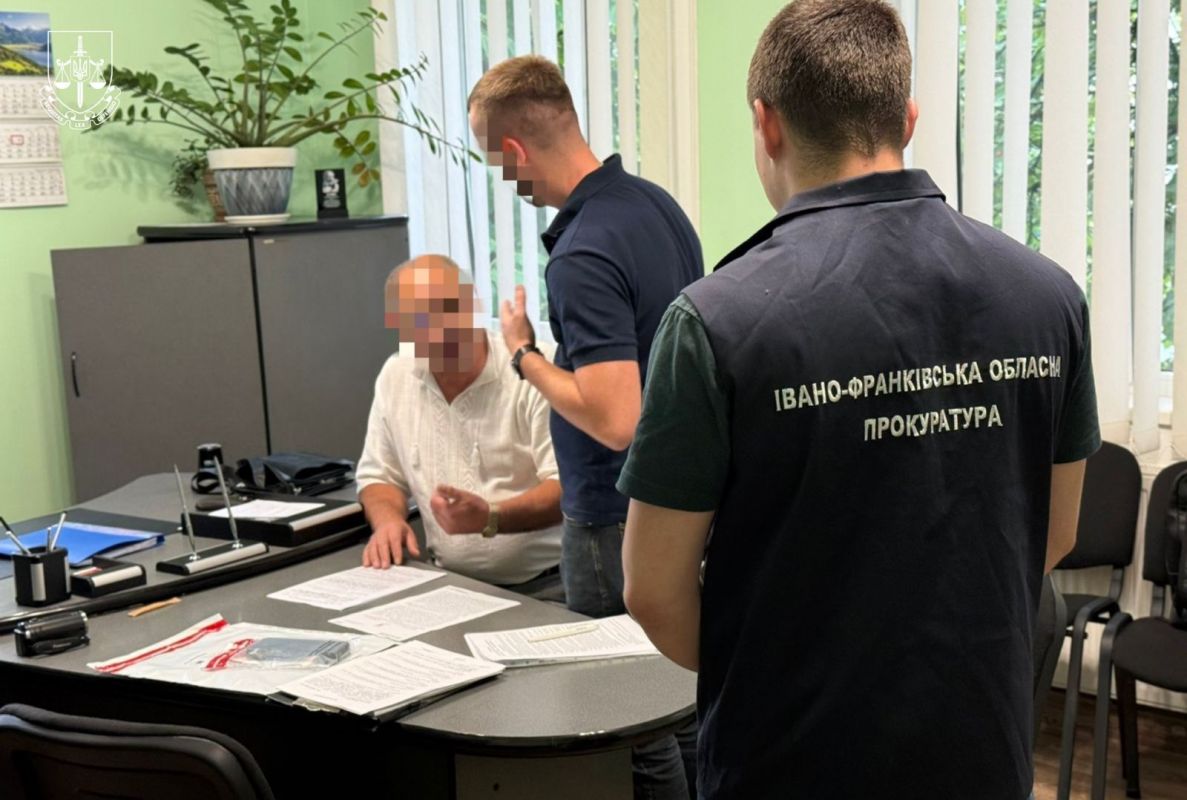 Затримано голову та депутата Верховинської селищної ради за фактом отримання хабаря 8000 доларів ФОТО
