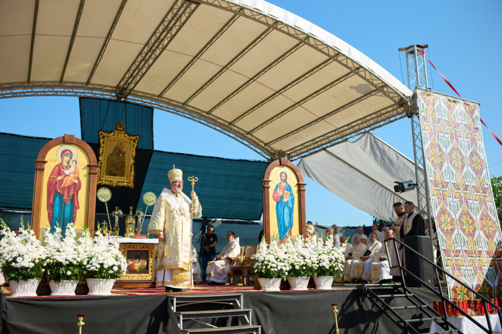 Церковна служба на відкритому повітрі з іконами.