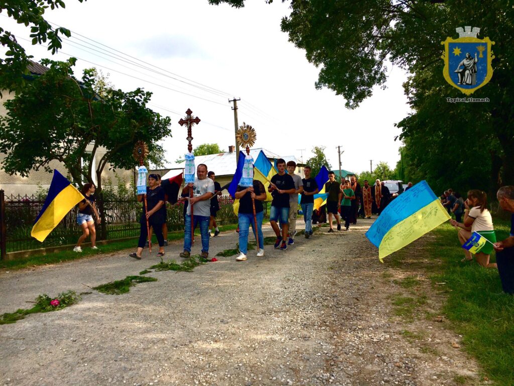 Парад з українськими прапорами на вулиці.