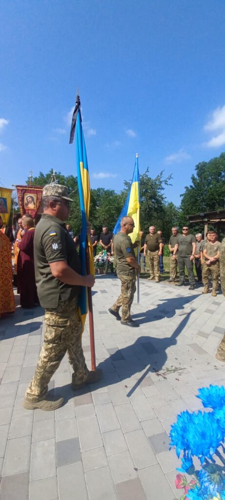 Військові з прапорами на церемонії