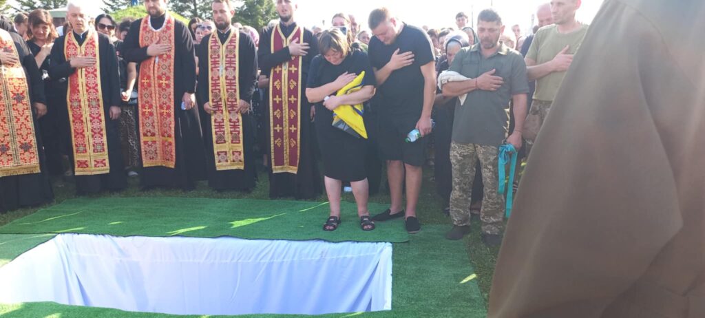 Люди і священики на похованні в Україні