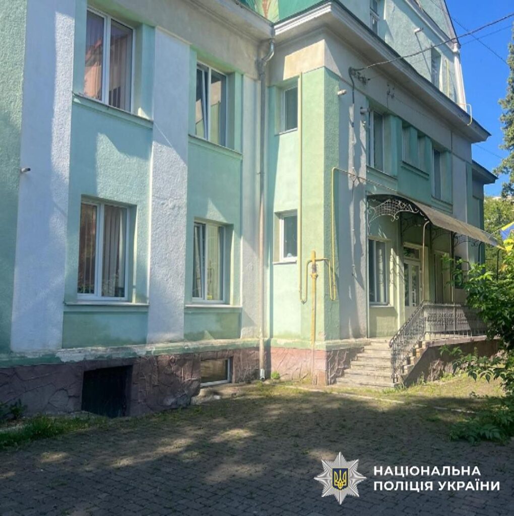 Зелена будівля з вивіскою національної поліції України.