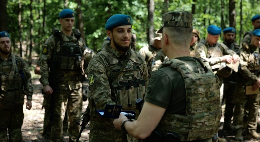 Військові у формі, вручення нагород у лісі