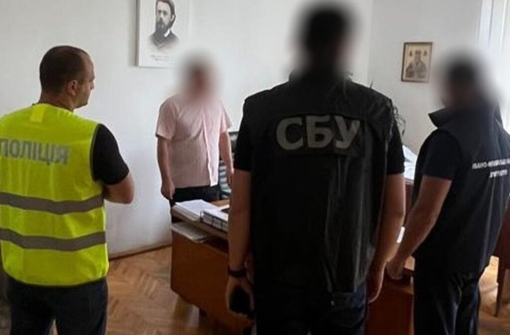 Співробітники поліції та СБУ у кабінеті