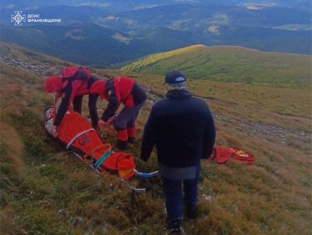 Рятувальники двічі надали допомогу туристам у Карпатах. ФОТО