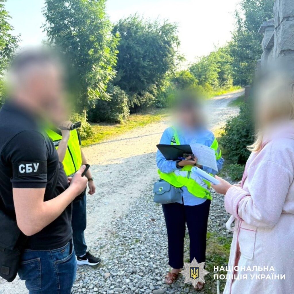 Співробітники поліції обговорюють справу на природі