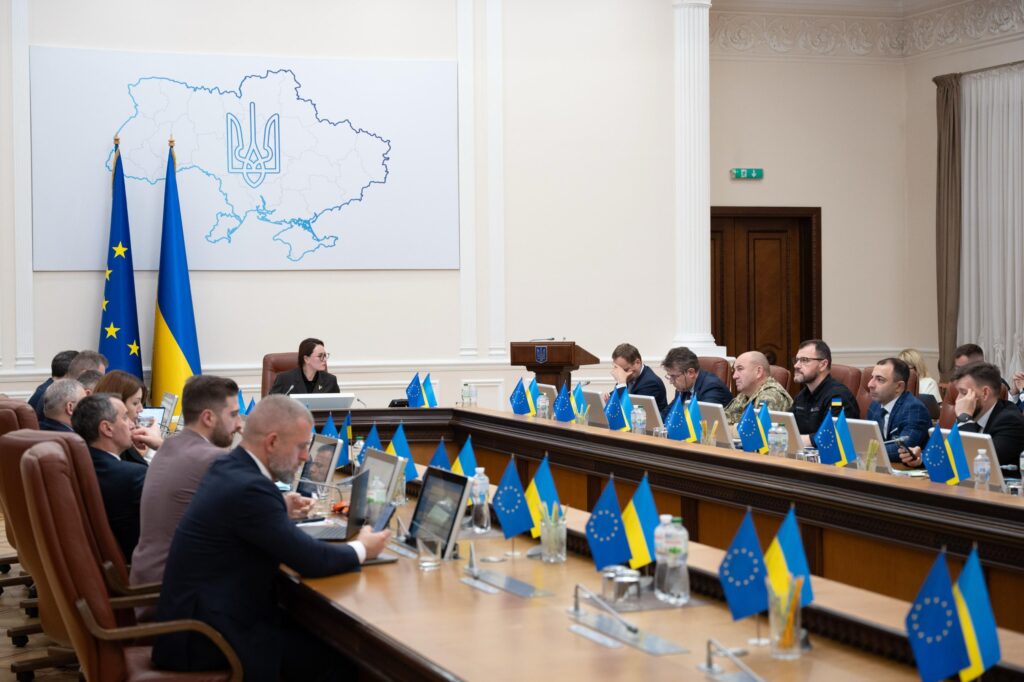 Засідання урядового комітету України з прапорами ЄС