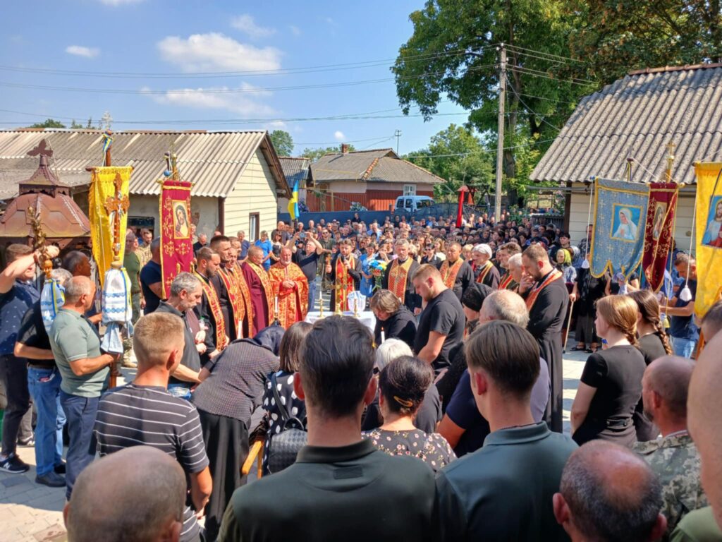 Церковна процесія з людьми на вулиці